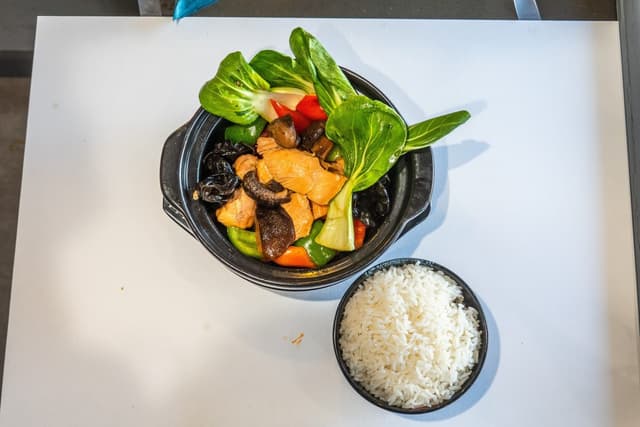 黄焖鸡米饭 Braised Chicken Rice Bowl