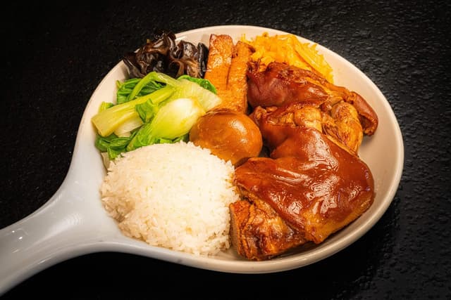 两个猪蹄饭 Two Braised Pork Trotters with Rice