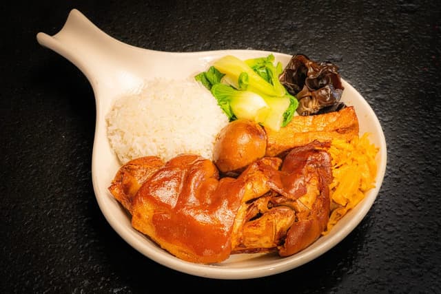 卤猪蹄拼饭 Braised Pork Trotter Rice Bowl